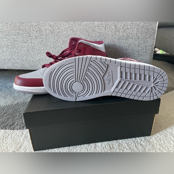 Men’s Nike Jordan 1 Mid Cherrywood Red Size 9US - Picture 4 of 8